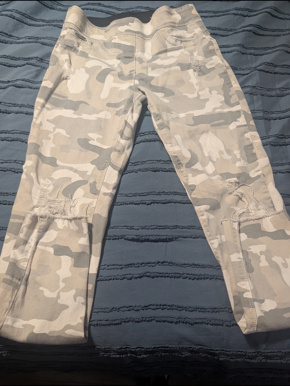 Coco + Carmen Juniors Camo Skinny Jeans in Light Gray & White